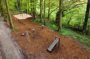 Incline bench, jumping platform and push-up bar