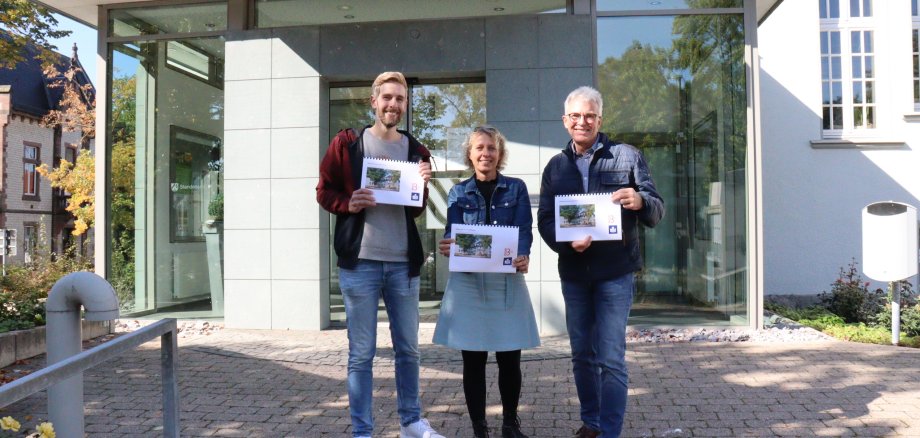 Presenting the translated brochure: from left Max Ruhmann, Sandra Berges (both press office of the town of Beckum) and the Head of Social Services Martin May-Neitemann.