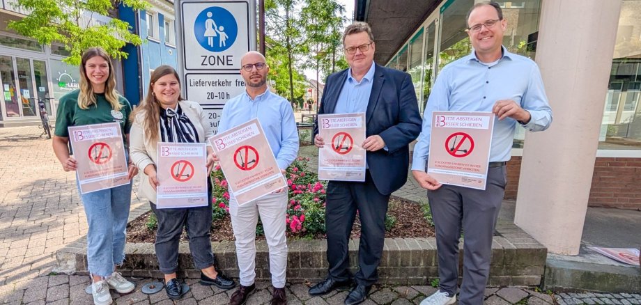 Charlotte Hipper, Leonie Weibler (both from the City of Beckum's Law and Order Department), Mayor Michael Gerdhenrich, Elmar Liekenbröcker (Head of the Law, Safety and Order Department) and Bernd König (Head of the Law and Order Department) are using the new signs to appeal to people's sense of responsibility.