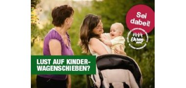 Eine ältere Frau steht neben einer Frau mit Kleinkind auf dem arm, hinter einem Kinderwagen