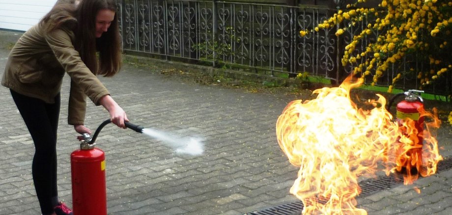 Meisje blust brand
