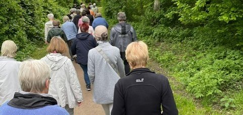 Vrouwen maken samen een wandeling