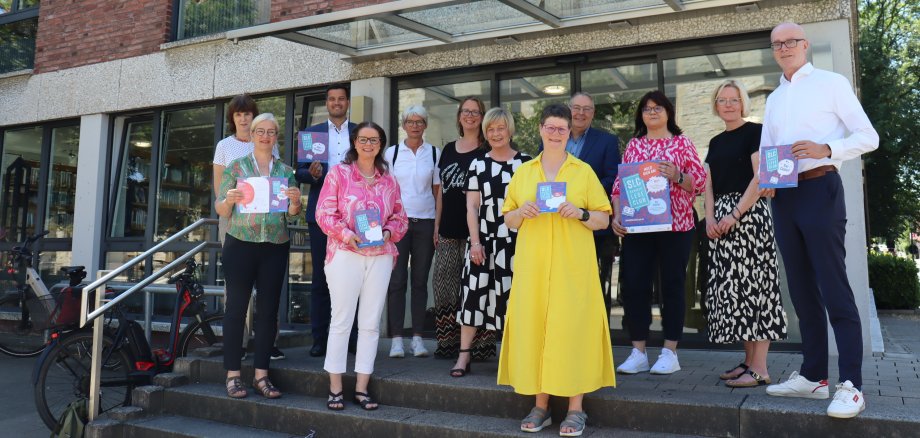 Groepsfoto voor de Beckum bibliotheek