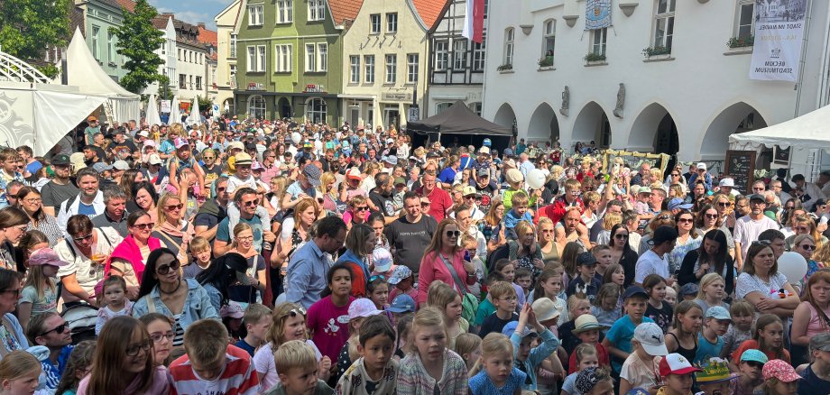 herr H spielte vor dem vollbesetzten Markplatz.
