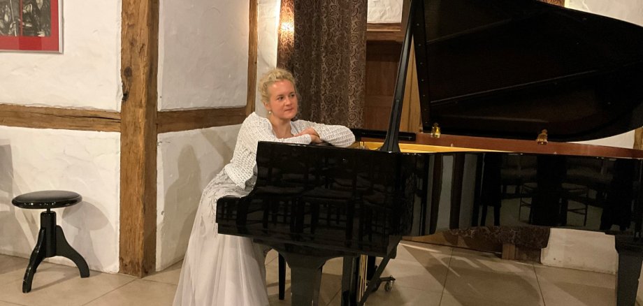 Aleksandra Mikulska op de vleugel