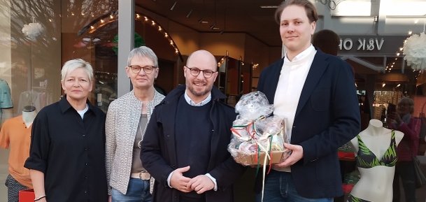 Gruppenbild vor dem Geschäft