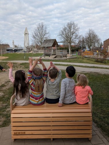 Bank mit Kindern