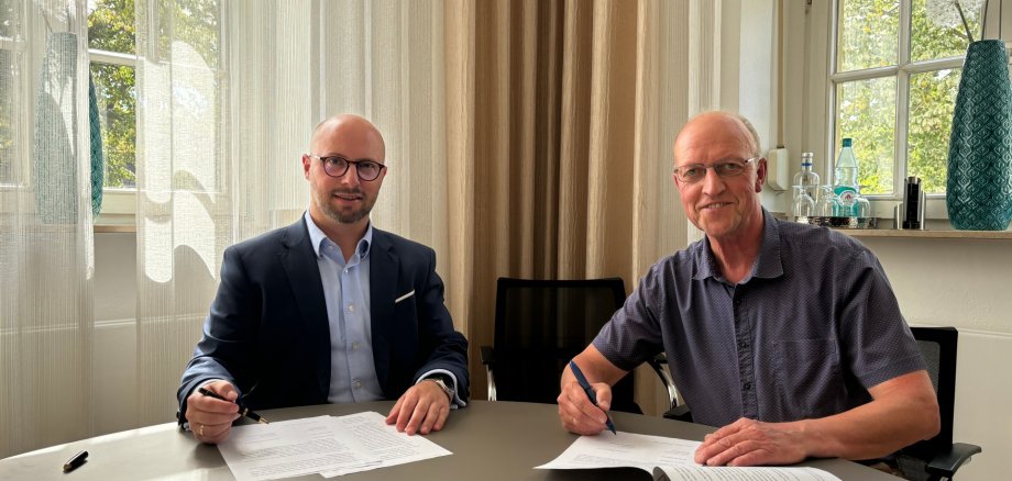 Ondertekening van het contract in het kantoor van de burgemeester