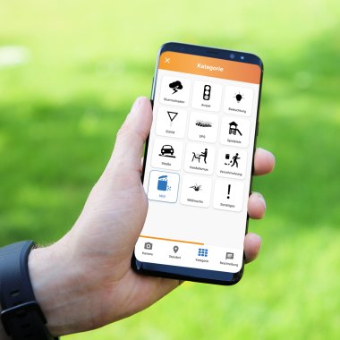 Hand die mobiele telefoon vasthoudt met geopende app