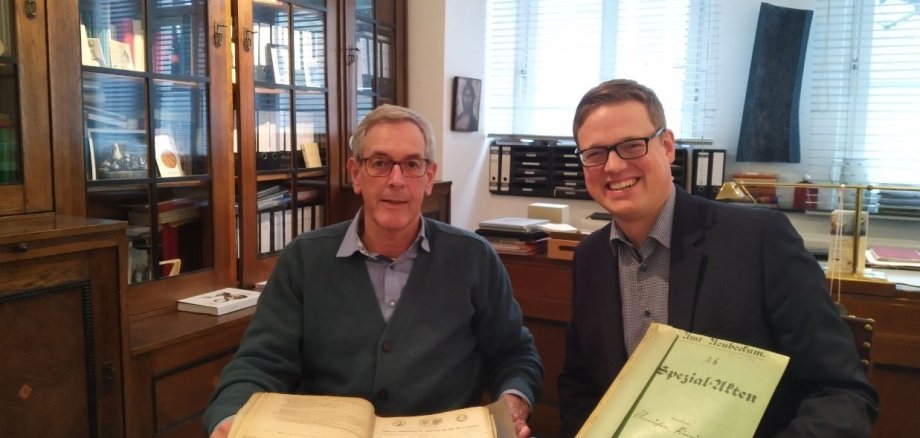 Museumsleiter Dr. Martin Gesing (l.) und Kreisarchivar Dr. Knut Langewand freuen sich gemeinsam auf den Tag der Archive im Stadtmuseum.