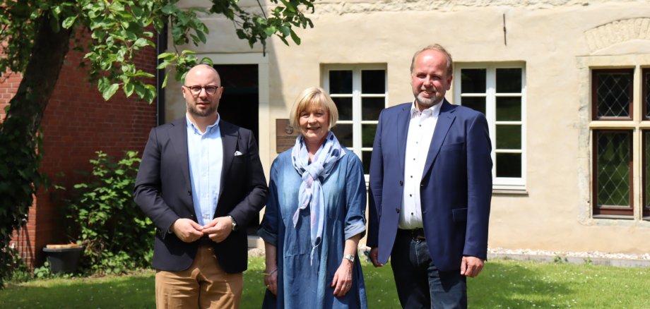 Bürgermeister Michael Gerdhenrich, Cornelia Baumann und Stefan Wittenbrink.