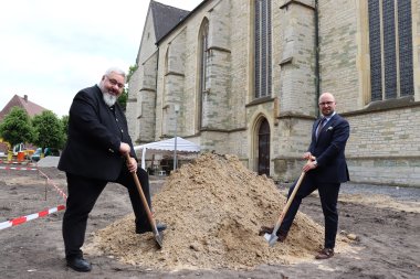 Propst Rainer B. Irmgedruth (links) und Bürgermeister Michael Gerdhenrich setzen den Spaten an ihre gemeinsame Baustelle.