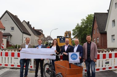 Personengruppe vor Baustelle