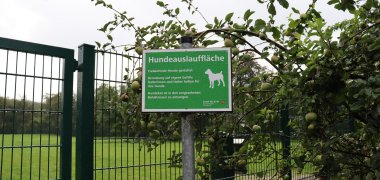Erklärschild mit den Regeln