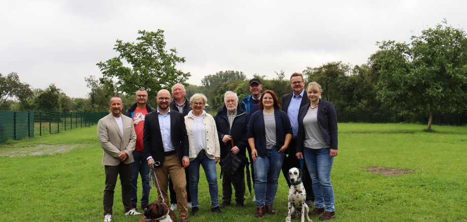Gruppenbild bei der Freigabe der Hundewiese