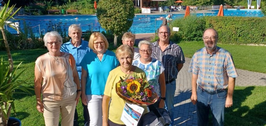 Der 32 000. Badegast mit Blumenstrauß