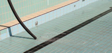 Wasserschlauch im Becken