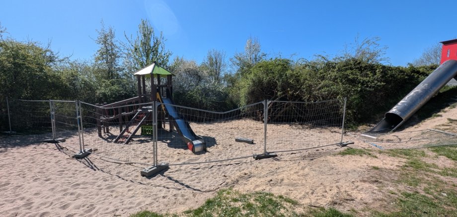 abgesperrter Spielturm