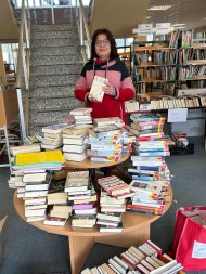 Corinne Siebel mit einer Auswahl an Büchern