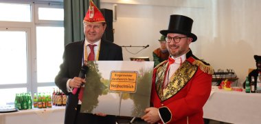 Bürgermeister Gerdhenrich erhält ein Schild vom Landrat